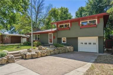 Main picture of 330 18th St E