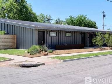 Main picture of 711 N Douglas Ave