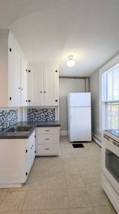 Main picture of 24 Pleasant St