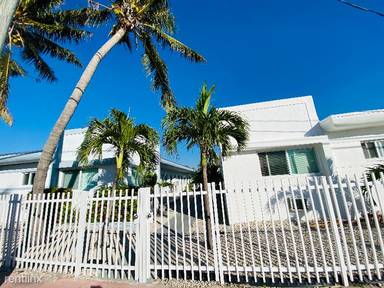 Main picture of 8221 Crespi Blvd