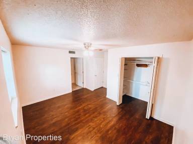 Main picture of 440 E Madison St