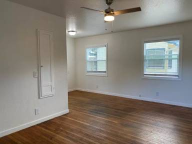 Main picture of 210 S E St