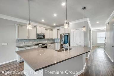 Main picture of 404 Brookgreen Dr