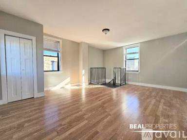 Main picture of 647 W Oakdale Ave