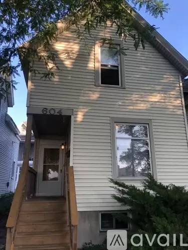 Main picture of 604 E Mifflin St
