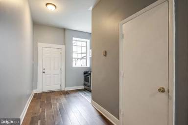 Main picture of 124 S Broadway