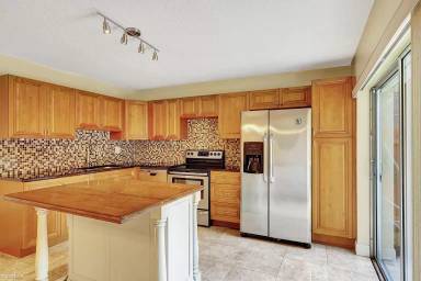 Main picture of 2636 SE 5th Cir