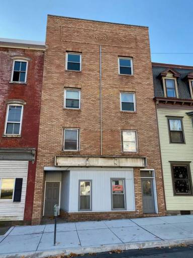 Main picture of 718 Centre St