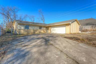 Main picture of 1316 N Fern Ave