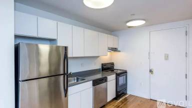 Main picture of 924 Metropolitan Ave