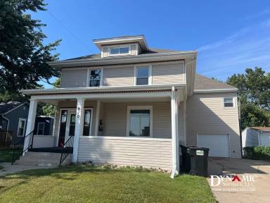 Main picture of 910 W 10th St