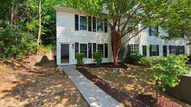 Main picture of 984 Towne Ln