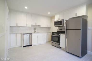 Main picture of 425 Newport Ave