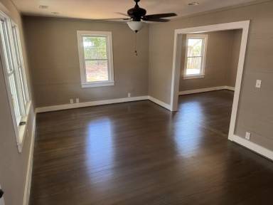 Main picture of 653 E Main St