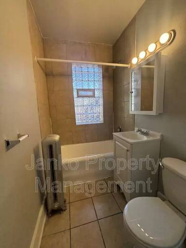 Main picture of 5509 S Whipple St