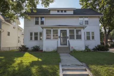 Main picture of 925 Russell Ave N