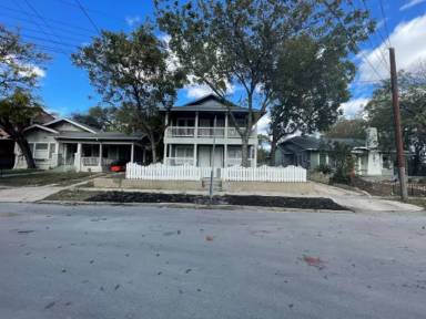 Main picture of 625 E Woodlawn Ave