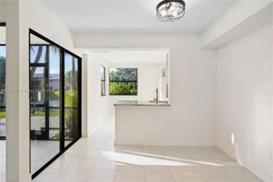 Main picture of 1017 Washington Cir