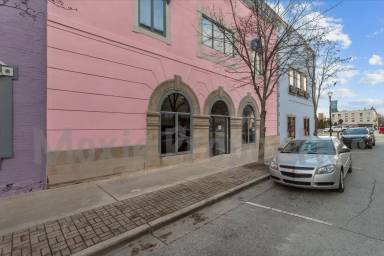 Main picture of 105 E Walnut St