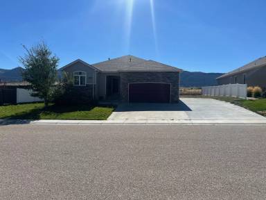 Main picture of 741 W 60th St