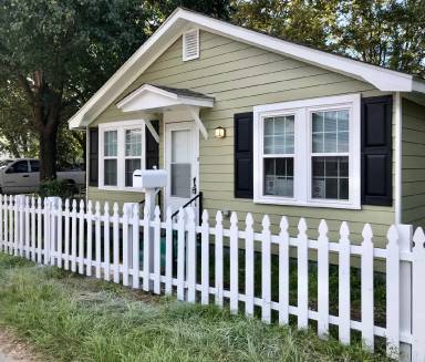 Main picture of 2018 Comstock Ave