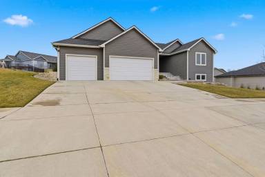 Main picture of 8849 Moonbug Ln