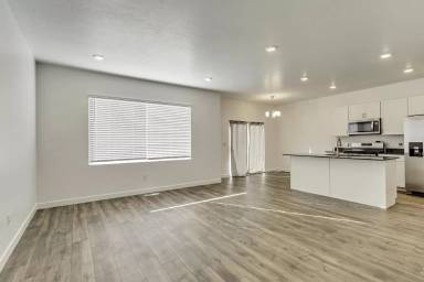 Main picture of 869 S Brubaker Way