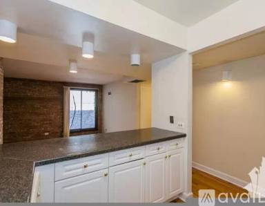 Main picture of 1220 N La Salle Dr