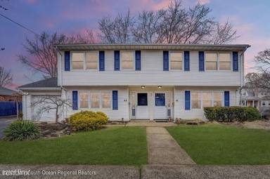 Main picture of 41 Maple Pl