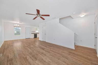 Main picture of 305 NW 16th Pl