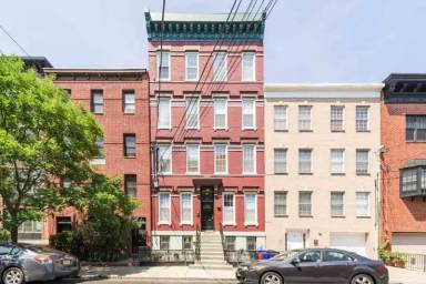 Main picture of 86 Monroe St