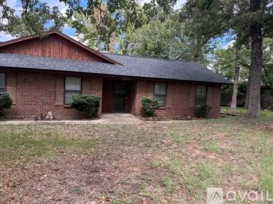 Main picture of 2623 Peachtree Ln