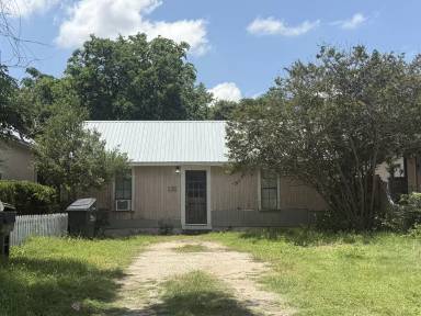 Main picture of 302 1/2 S Burleson St