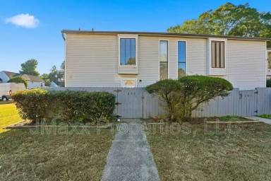 Main picture of 293 Country Club Dr