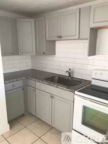 Main picture of 180 W 15th St
