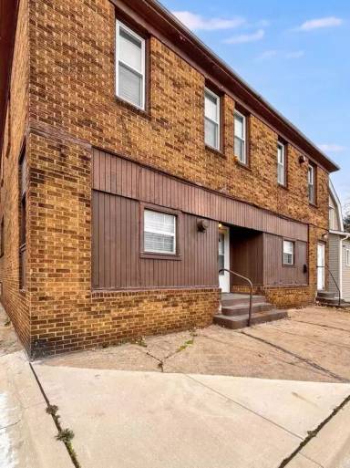 Main picture of 116 E Great Lakes St