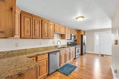 Main picture of 225 E Hansen Rdg