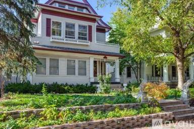 Main picture of 3040 James Ave S