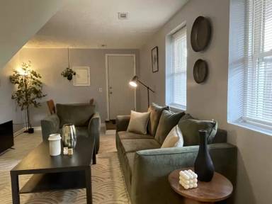 Main picture of 888 W Lombard St