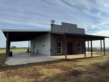 Main picture of 664 Memory Rd