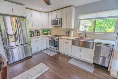 Main picture of 595 Hahaione St