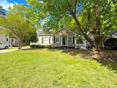 Main picture of 2417 Bay St