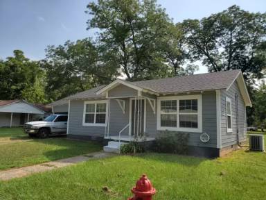 Main picture of 901 N Bledsoe St