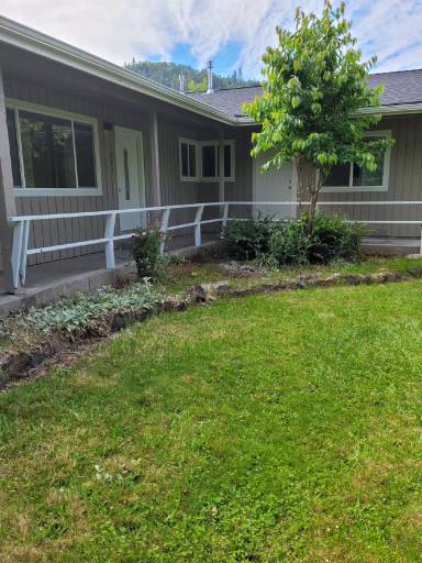 Main picture of 1271 NE Ridge Ave