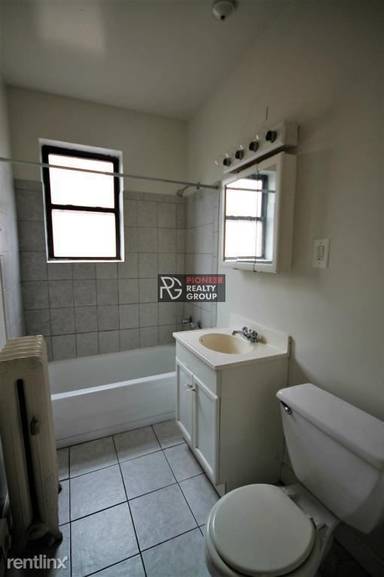 Main picture of 730 W Roscoe St