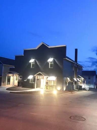 Main picture of 102 Gilfillan St