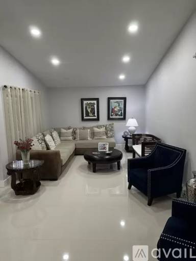Main picture of Pelican's Lane