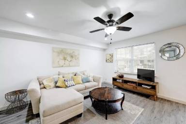 Main picture of 807 W Lynn St