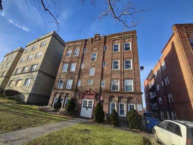 Main picture of 1370 West Blvd