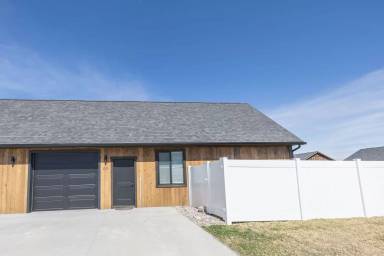 Main picture of 215 E 5th S